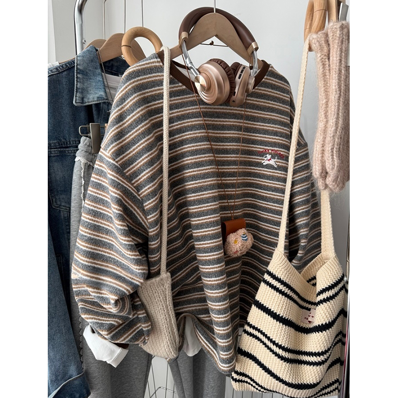 品牌折扣胖妹妹大码240斤秋冬季软糯磨毛条纹卫衣女装设计感上衣