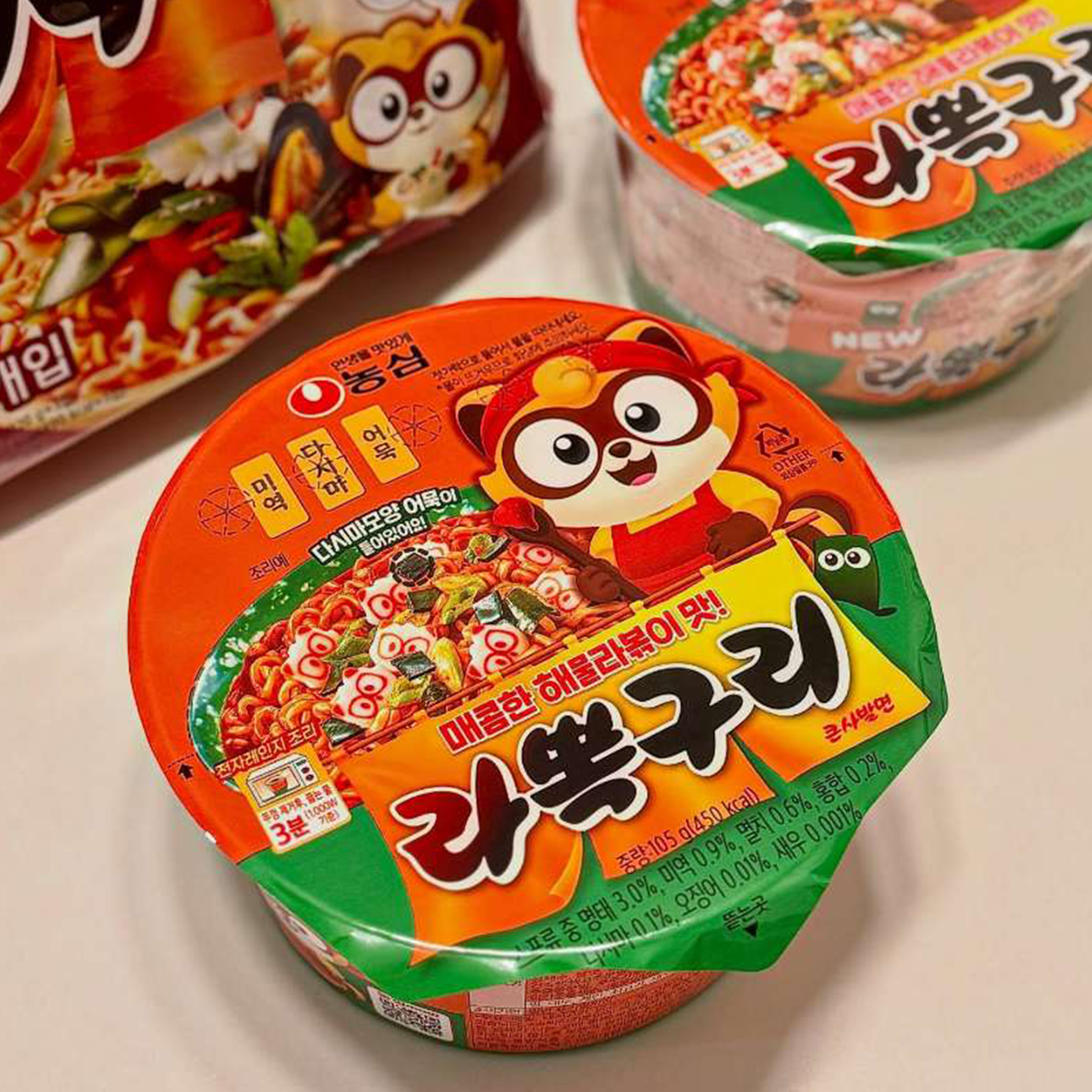 小浣熊新品▲韩国农心香辣海鲜炒乌冬口味小浣熊拌面方便面夜宵