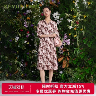声雨竹官方旗舰店2026秋季印花V领连衣裙七分袖直筒薄款宽松长裙