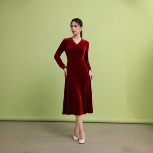 声雨竹官方旗舰店2025秋冬女装连衣裙V领A字裙时尚百搭通勤纯色