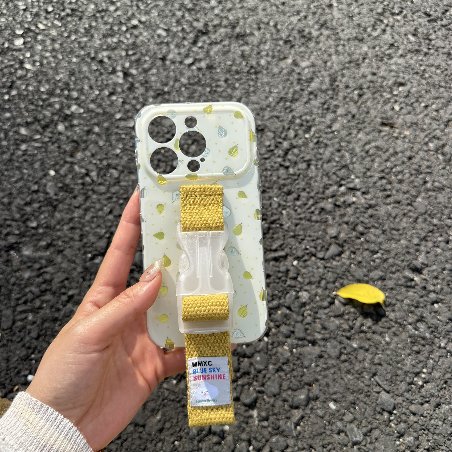 ins小众高级感草莓梨子腕带适用苹果17 Pro Max 16 15 14 手机壳小清新水果支架小众原创缝线