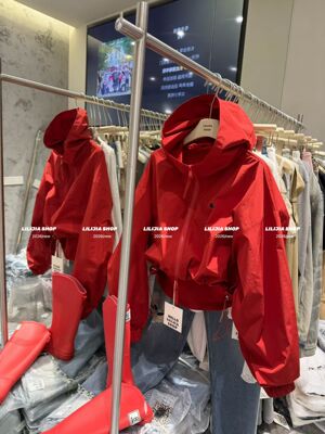 Miss家 2026新款韩版时尚百搭显瘦气质简约纯色连帽冲锋衣外套女