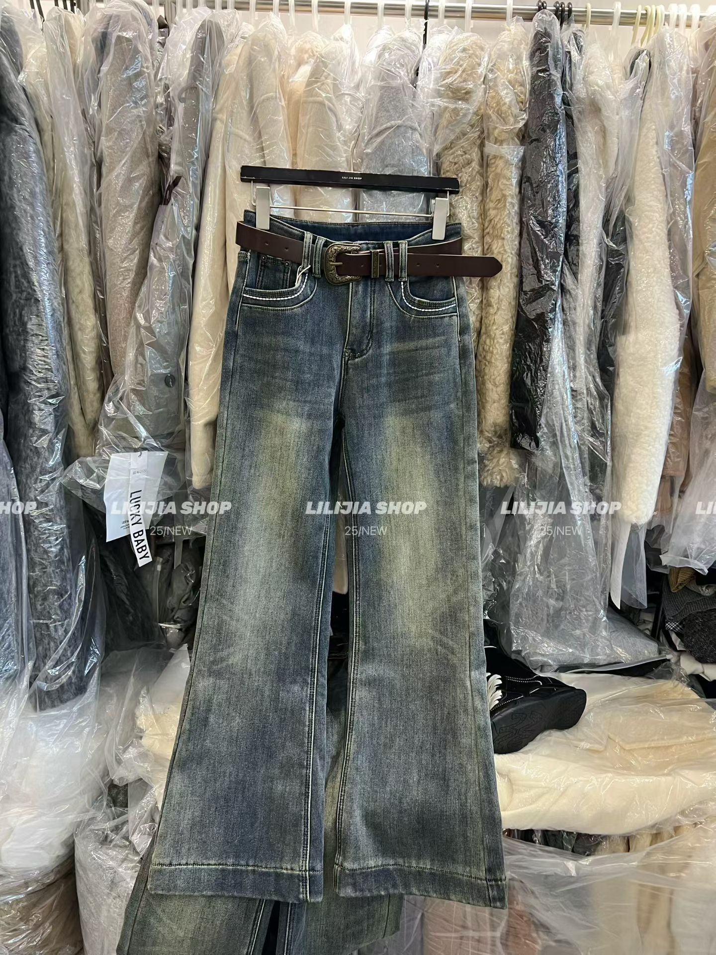 Miss家2025秋冬新款韩版时尚百搭复古色高腰显瘦加绒微喇叭牛仔裤