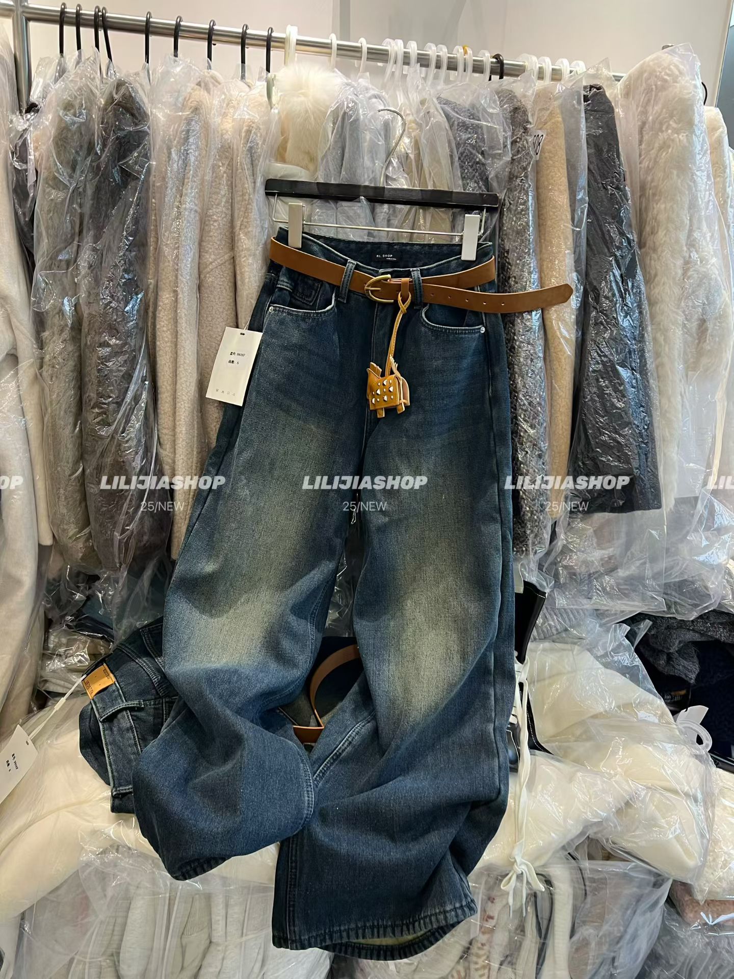 Miss家2025秋冬新款韩版时尚百搭宽松显瘦高腰加绒直筒阔腿牛仔裤