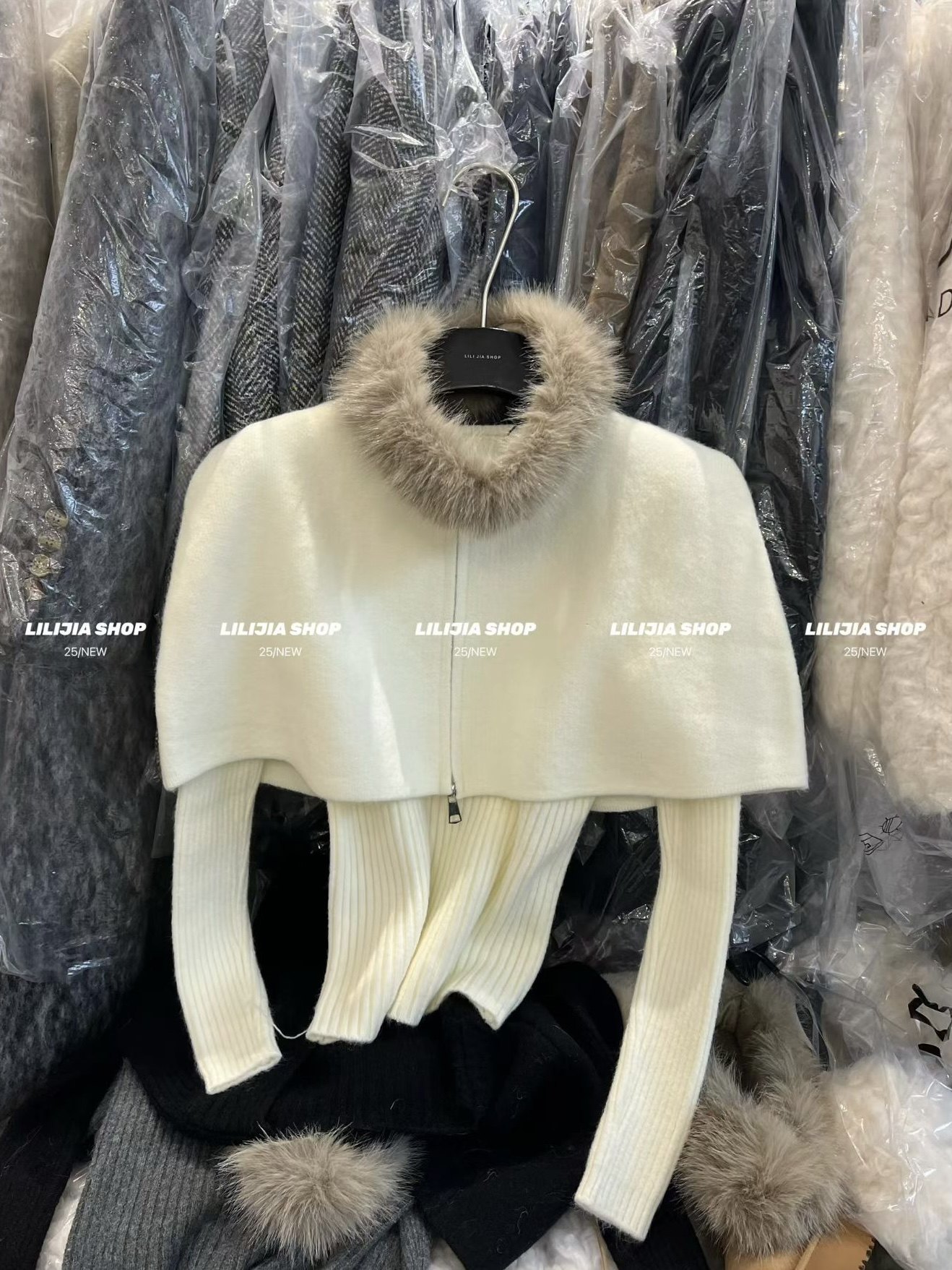 Miss家 2025冬装新款毛领+斗篷+毛衣三件套女气质针织衫上衣套装