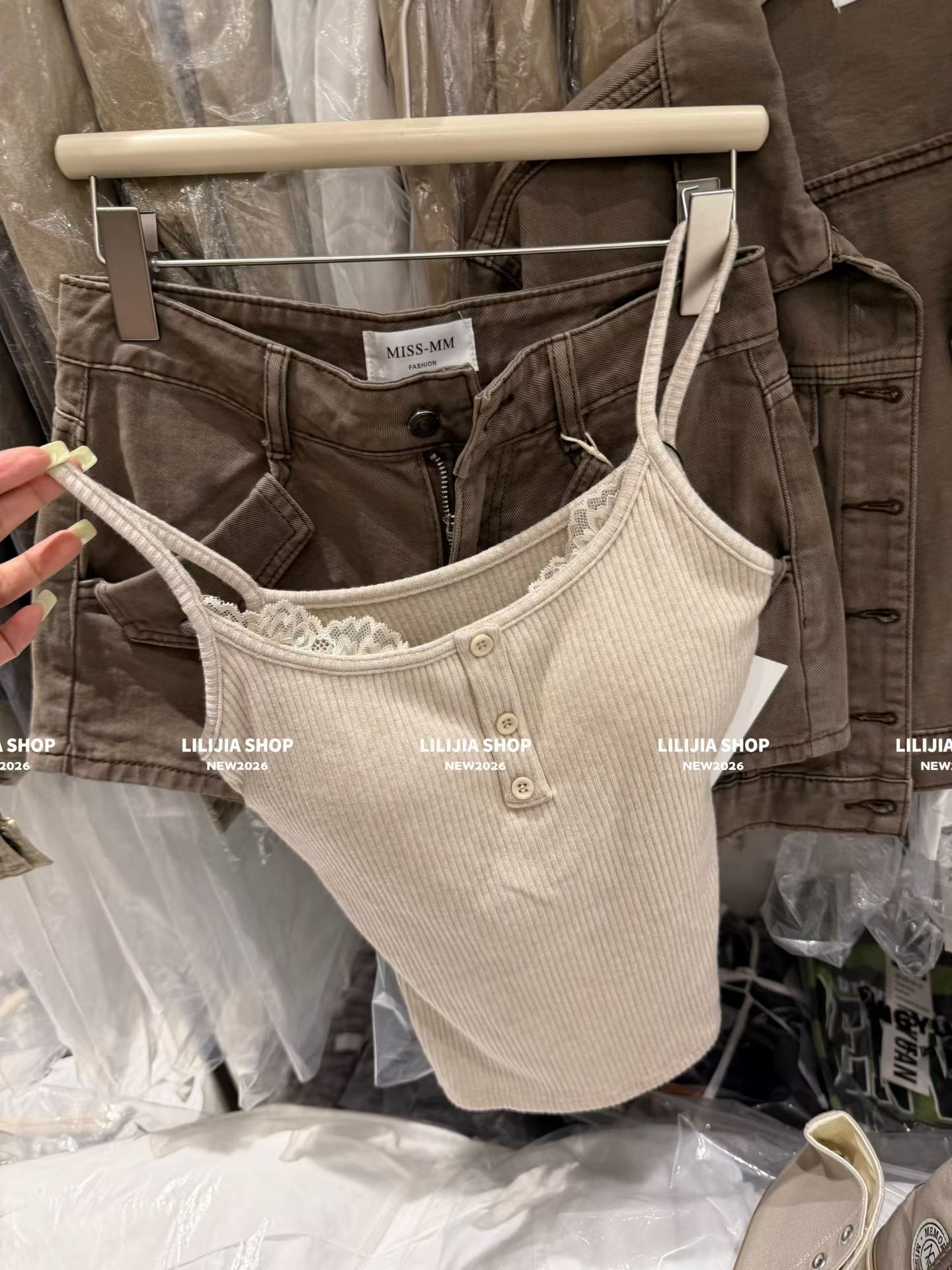 Miss家 2026秋季新款韩版时尚百搭显瘦纯色蕾丝边吊带背心女