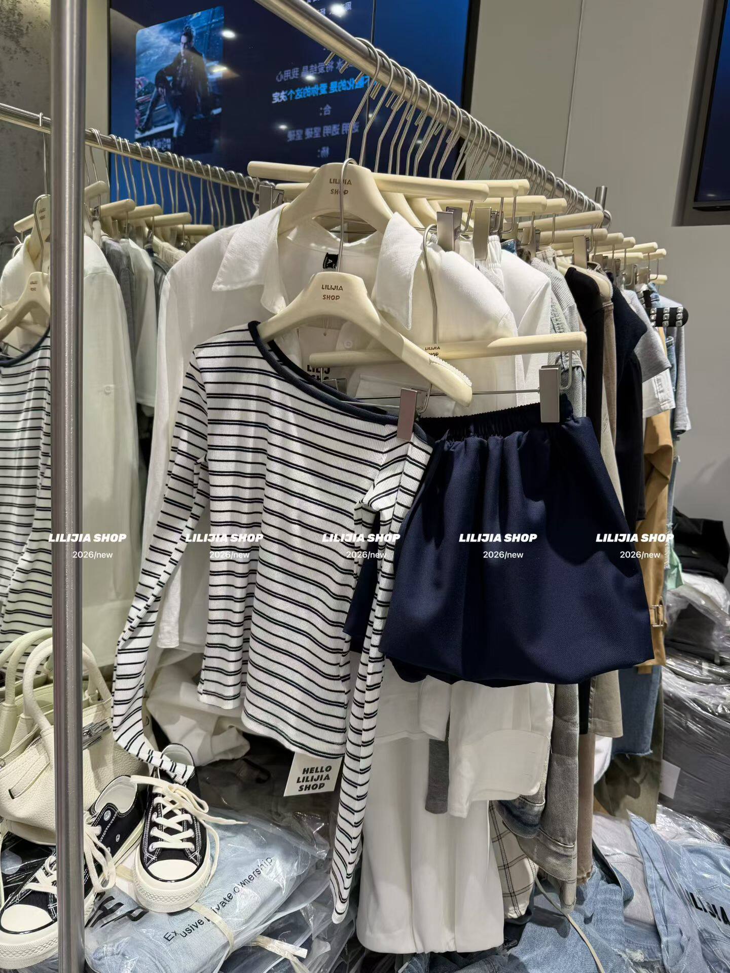 Miss家 2026新款韩版时尚百搭显瘦条纹斜肩长袖T恤女修身打底上衣