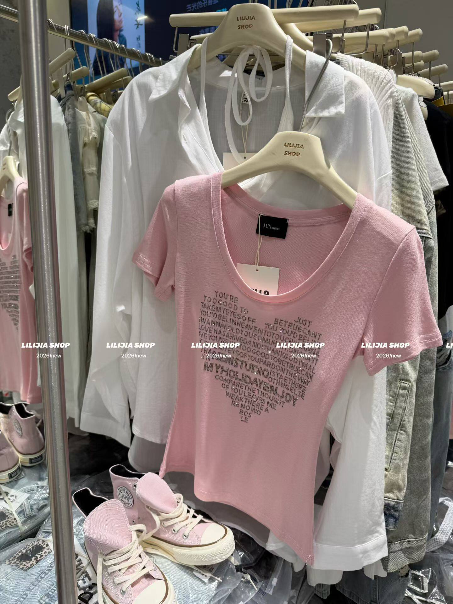 Miss家 2026新款韩版时尚百搭显瘦烫钻纯色U领爱心字母短袖T恤女