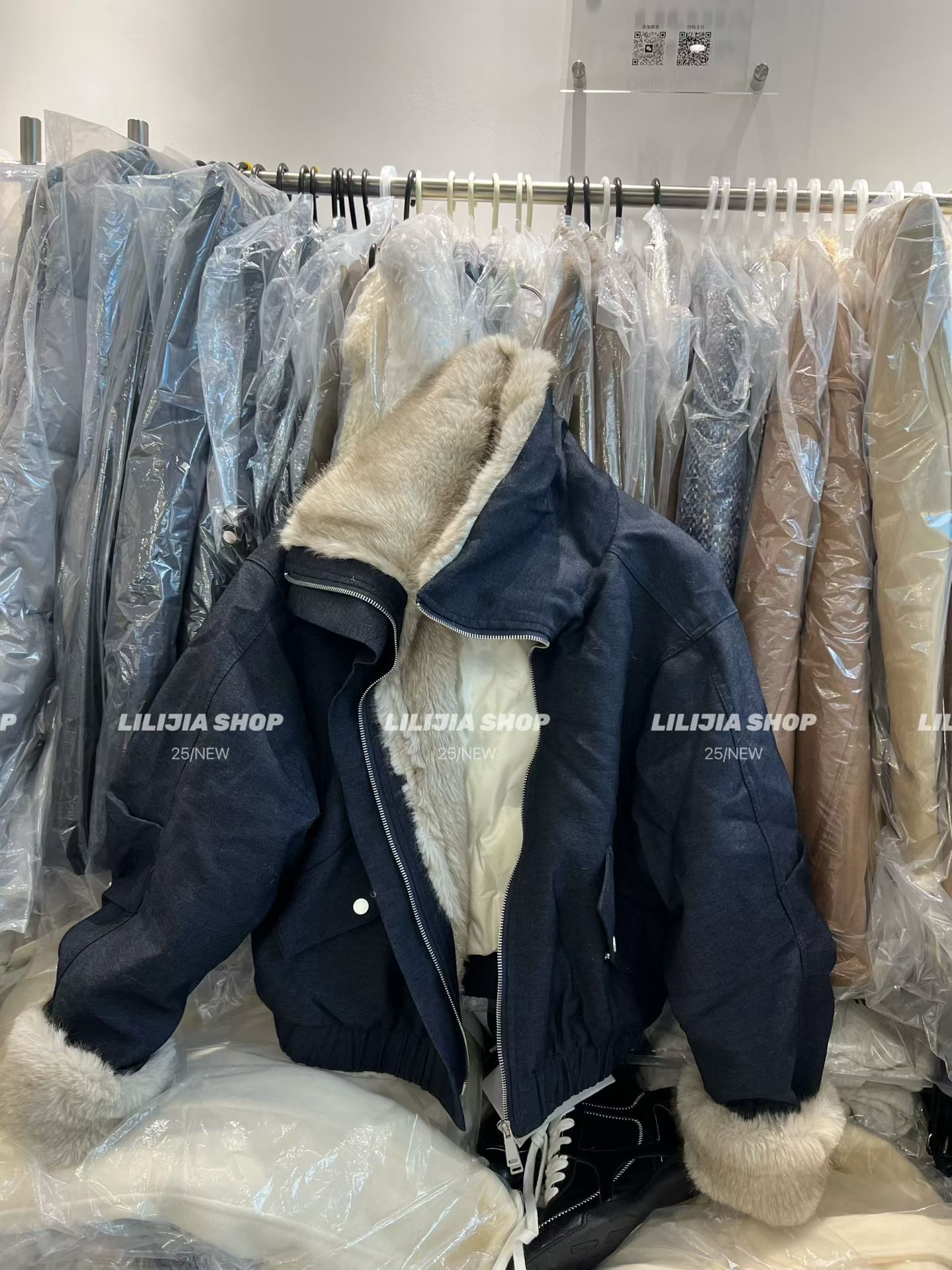 Miss家2025冬季新款翻毛领拼接羽绒短外套女宽松显瘦袖口毛毛夹克