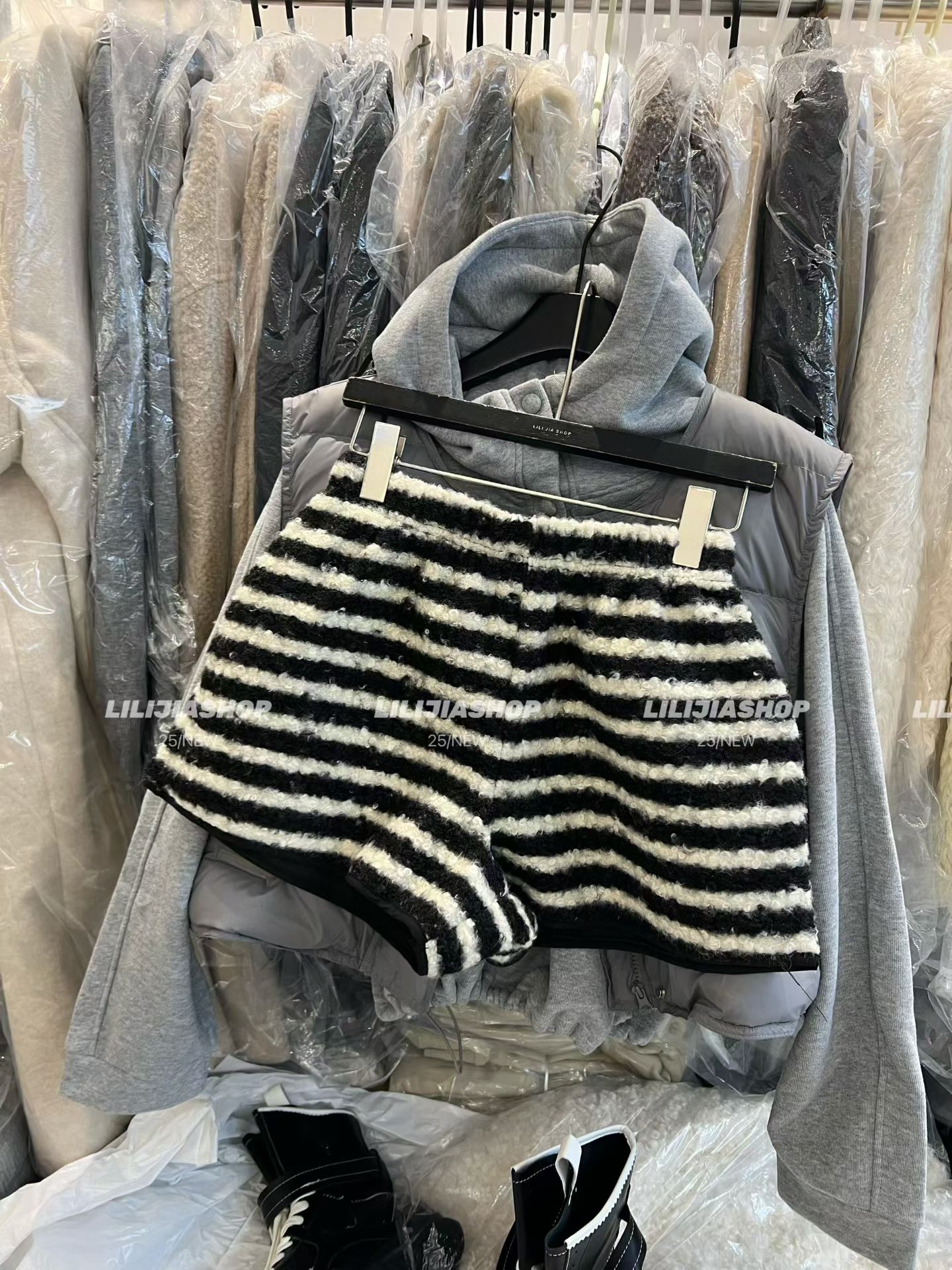 Miss家 2025秋冬新款韩版时尚百搭宽松显瘦圈圈毛呢条纹加厚短裤