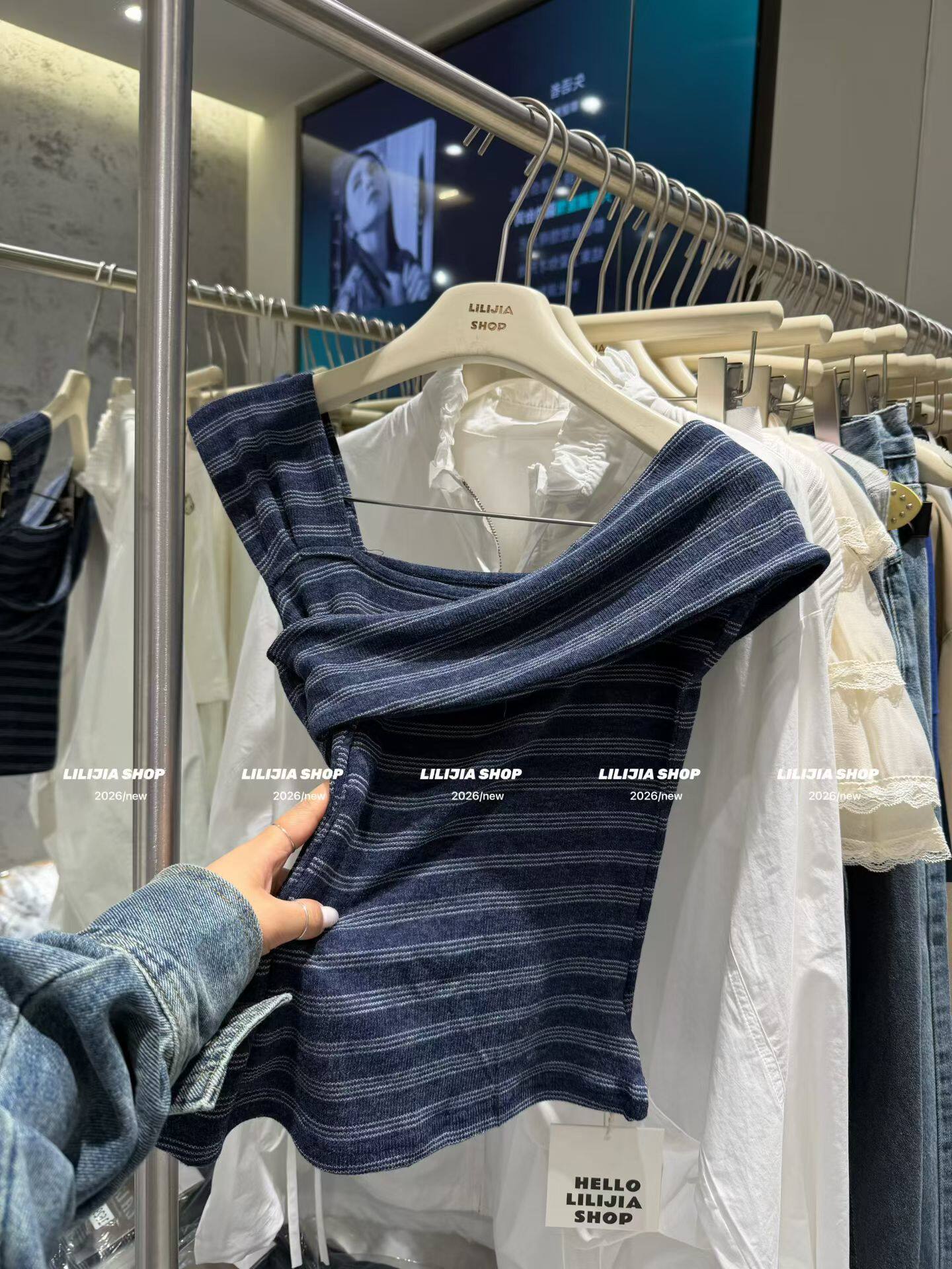 Miss家 2026夏季新款韩版时尚百搭显瘦一字肩漏肩绿色条纹T恤女