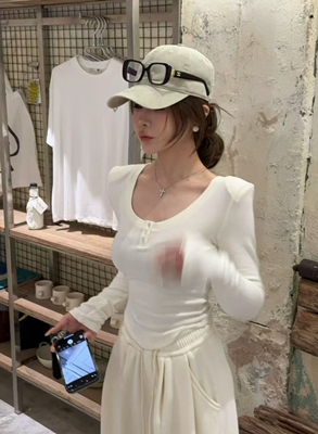 Miss家 2025秋冬新款韩版时尚百搭修身扣子加绒打底衫女上衣