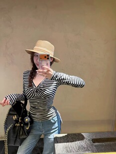 Miss家 2026春新款韩版气质交叉V领条纹长袖T恤女紧身短款t恤