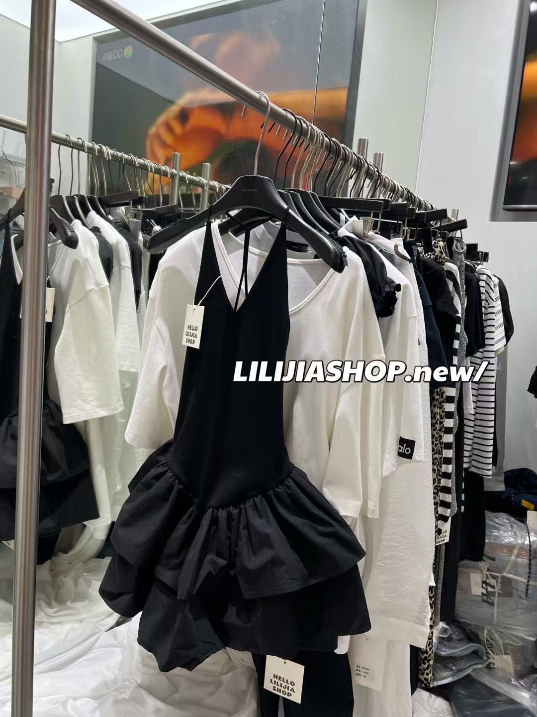 Miss家 2025夏季新款韩版时尚百搭显瘦无袖挂脖连衣裙女设计感