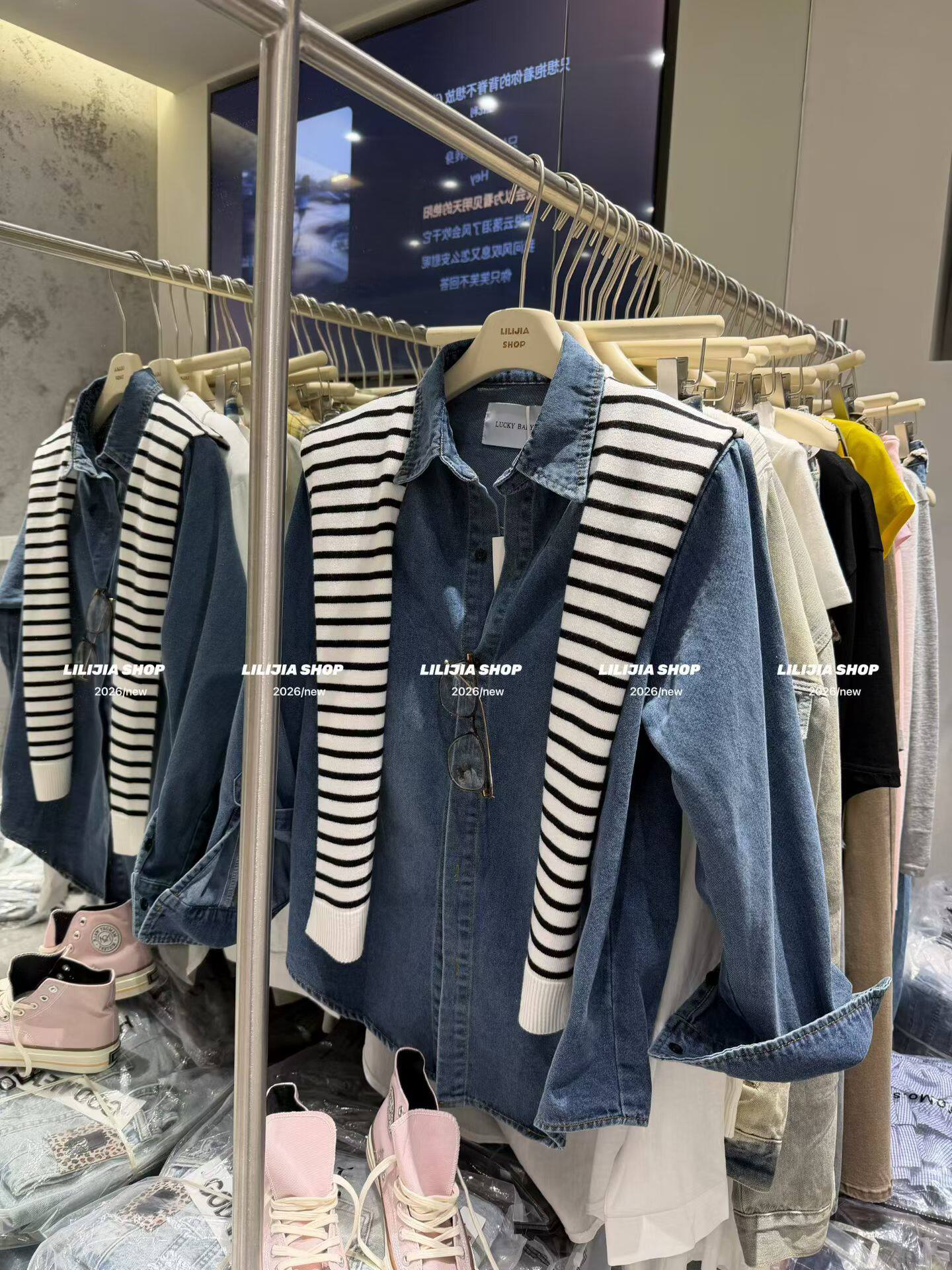 Miss家 2026春新款韩版时尚百搭显瘦翻领薄款牛仔衬衫配条纹披肩