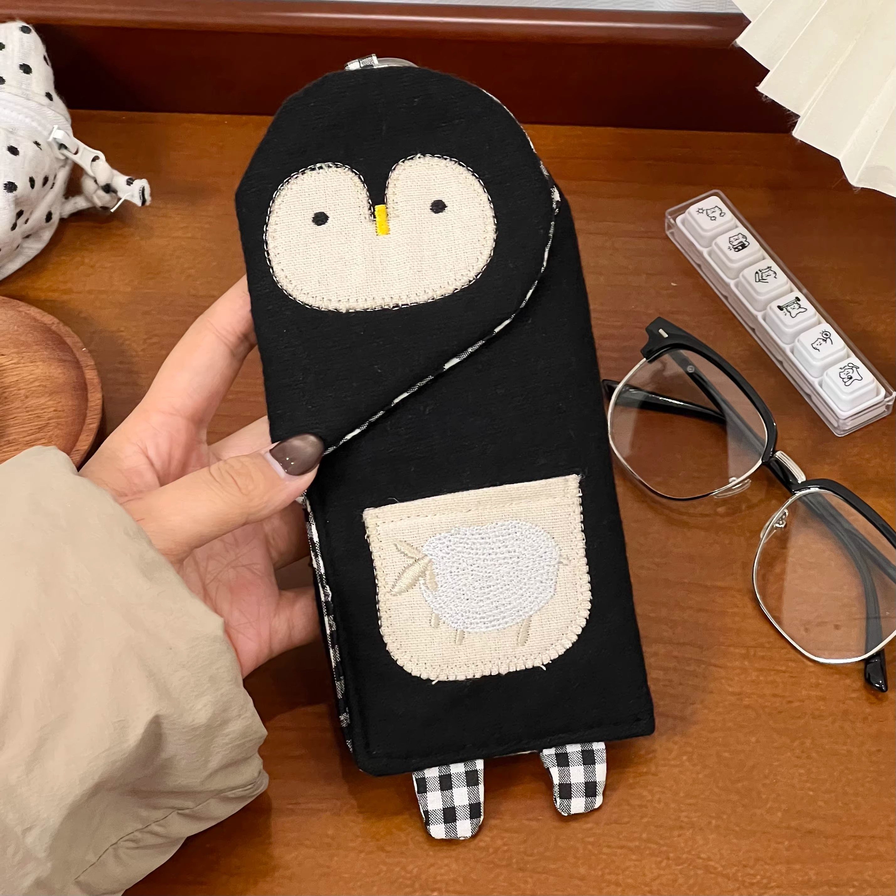 可爱企鹅布艺眼镜收纳袋创意便携式墨镜太阳镜收纳盒可悬挂眼镜包,模玩/动漫/周边/娃圈三坑/桌游,动漫挂件/文具,淘宝优惠券,粉丝福利购,淘宝优惠卷