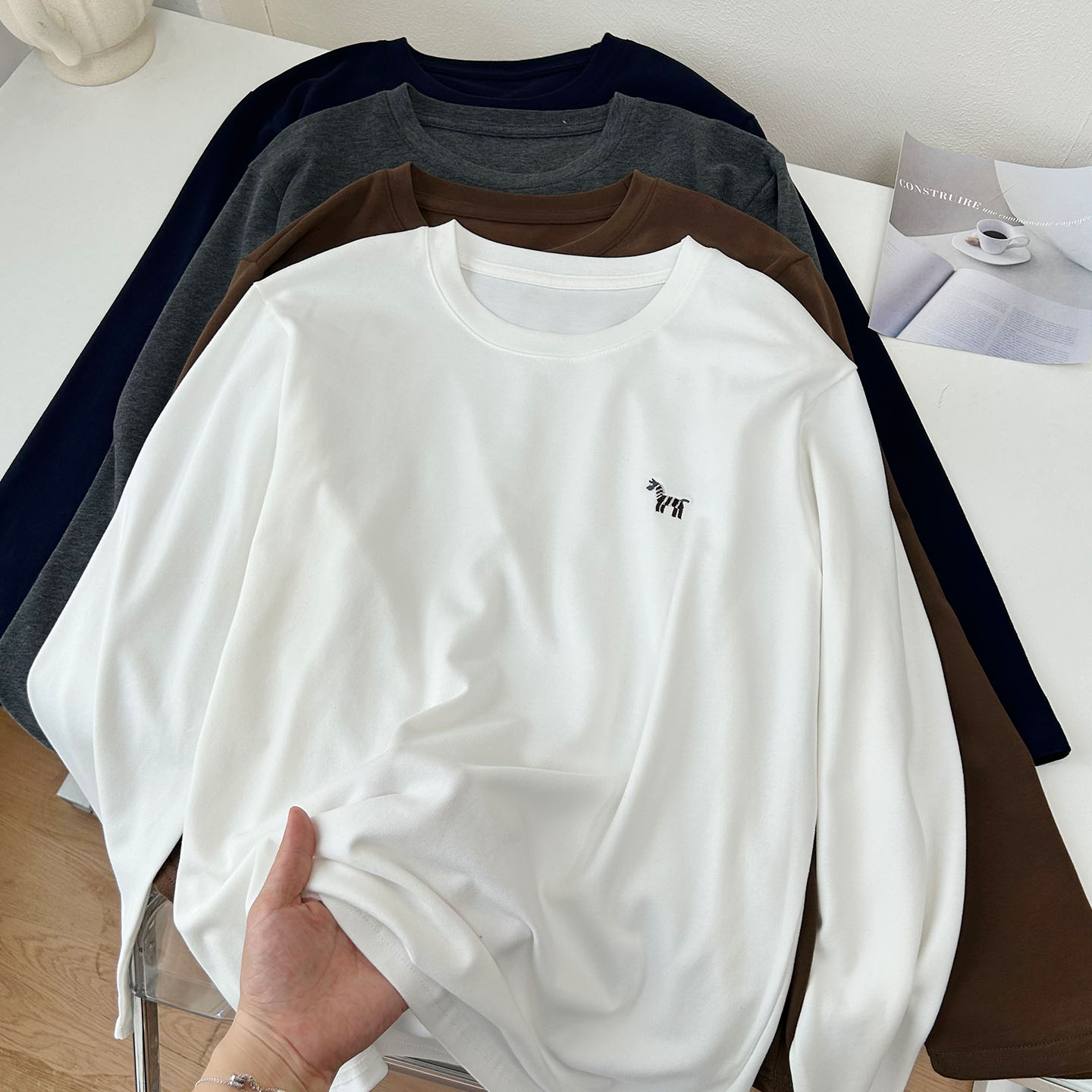 刺绣斑马白T恤女春秋2025年新款宽松圆领百搭长袖打底衫内搭上衣