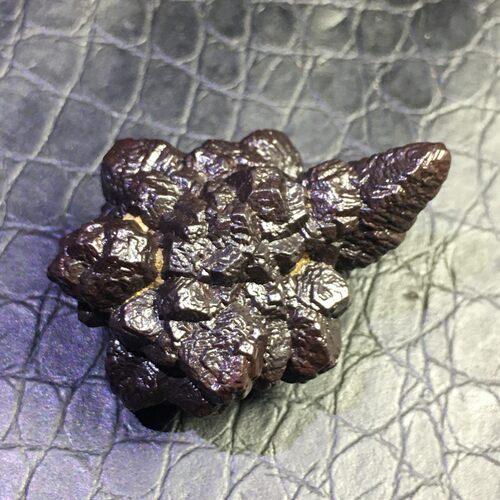 褐铁矿小摆件黑金刚古老吊坠观赏