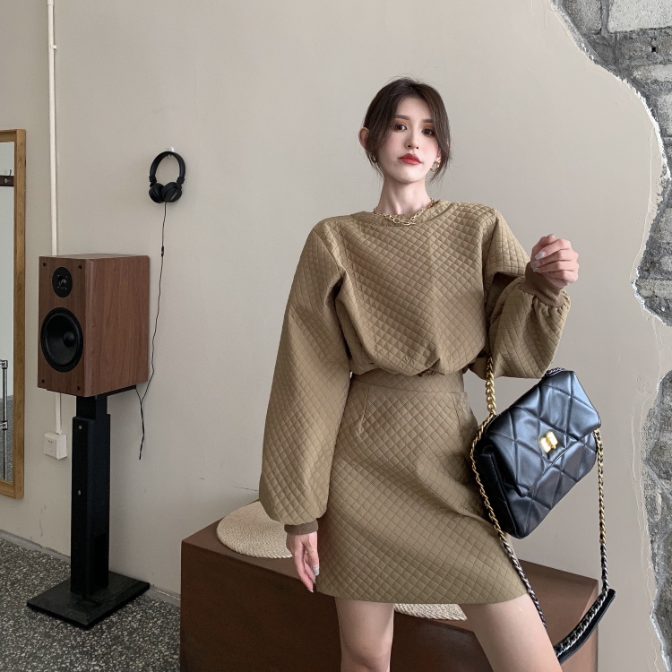 Real shot and real price ~ Korean version craft Lingge long sleeve sweater + high waist and buttock short skirt temperament two piece suit