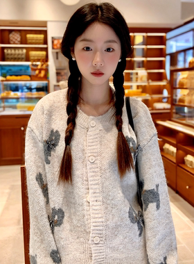 2025周给给秋冬针织开衫女韩版小狗嵌花圆领绞花小香风短款羊毛衣