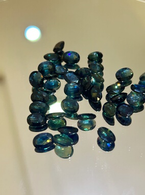 天然蓝宝石裸石戒面山东昌乐尺寸6x8mm通透绿色刻面吊坠戒指手链