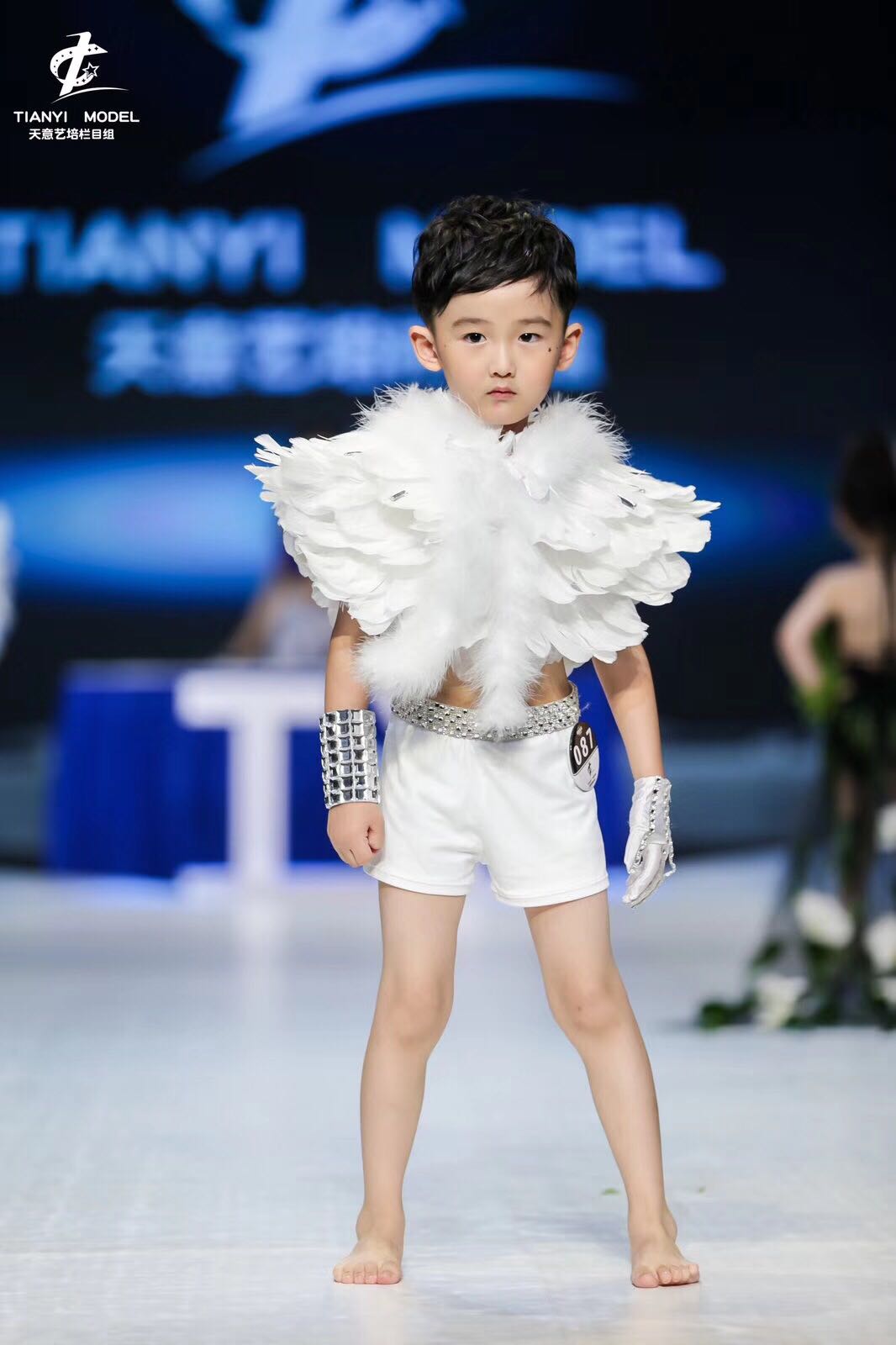 男童车模走秀时尚个性华服比赛