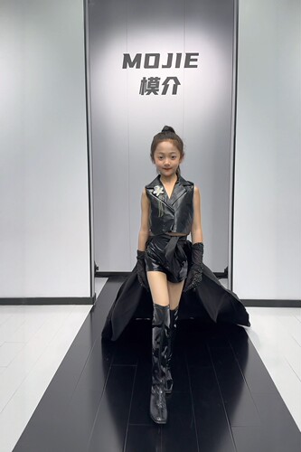 银色儿童走秀未来科技风演出服元宇宙创意比赛潮服黑色朋克赛车服