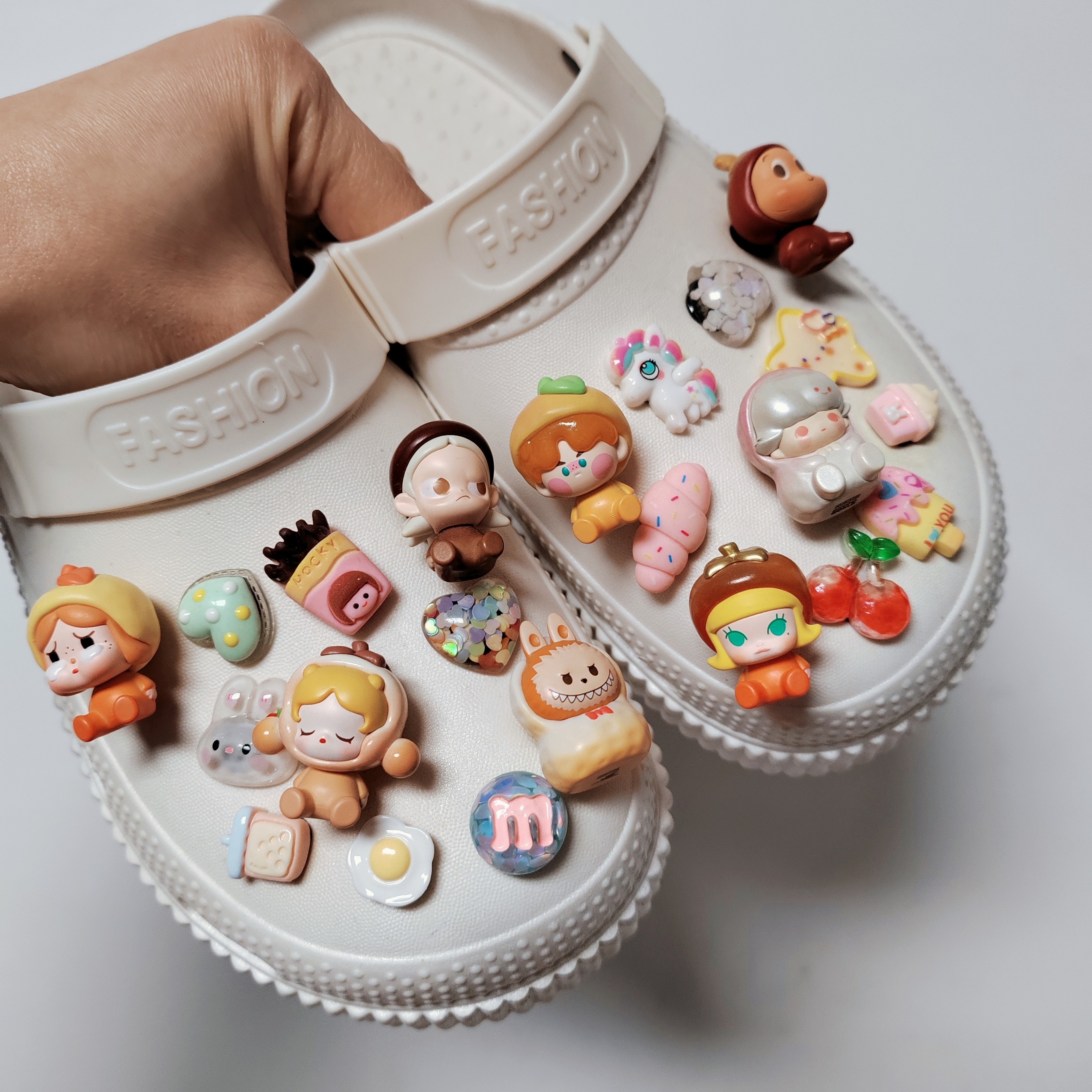 正品泡泡玛特萌粒洞洞鞋扣新年坐姿系列萌粒鞋花适配crocs洞洞鞋