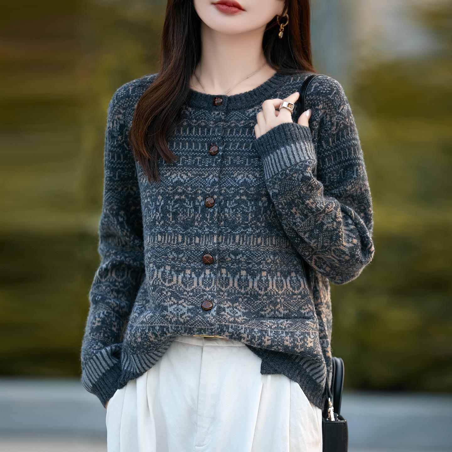 覆古老钱风圆领加厚针织毛衣开衫女秋冬新款撞色提花显瘦洋气外套