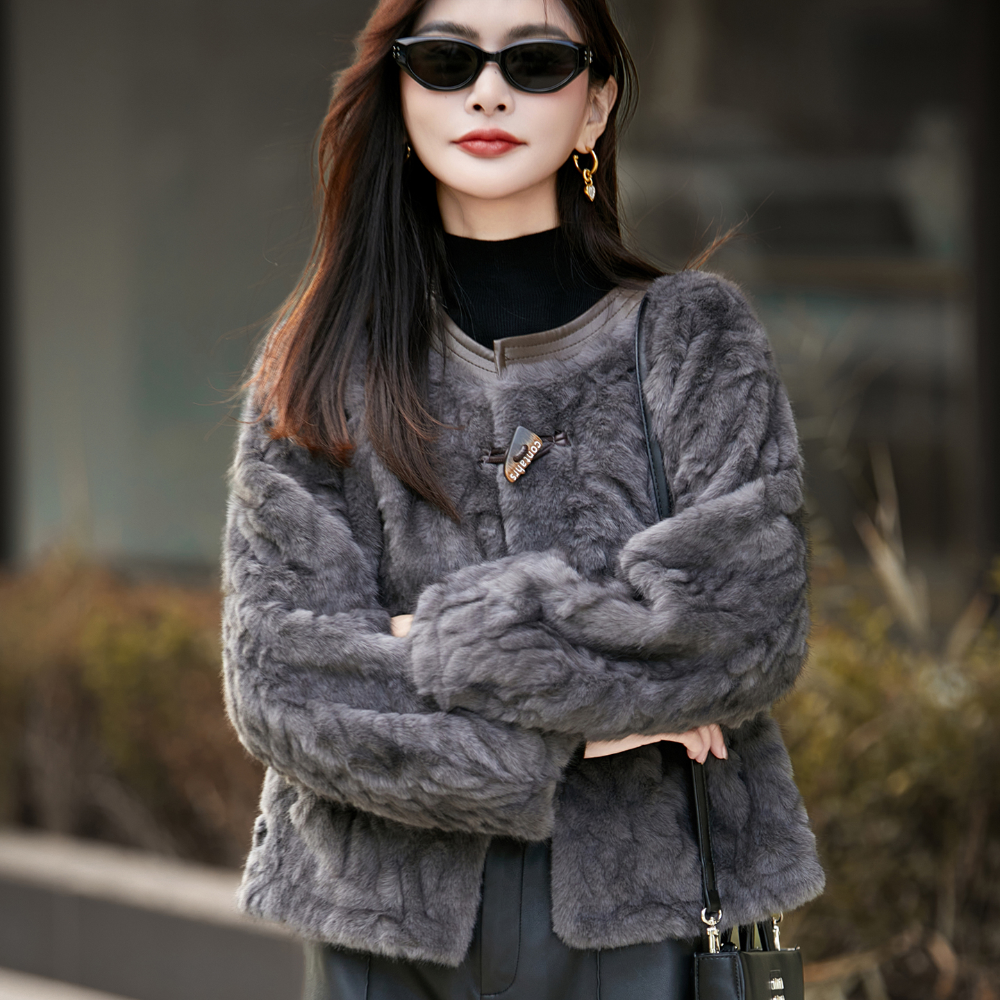 PU皮拼接环保皮草短款外套冬季新款牛角扣仿水貂毛仿皮毛一体上衣