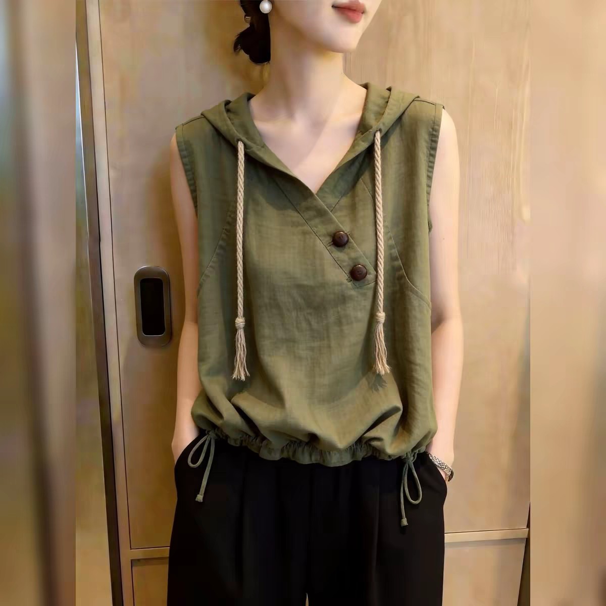 军绿色连帽无袖背心女2026夏季新款抽绳收腰纽扣装饰气质百搭上衣