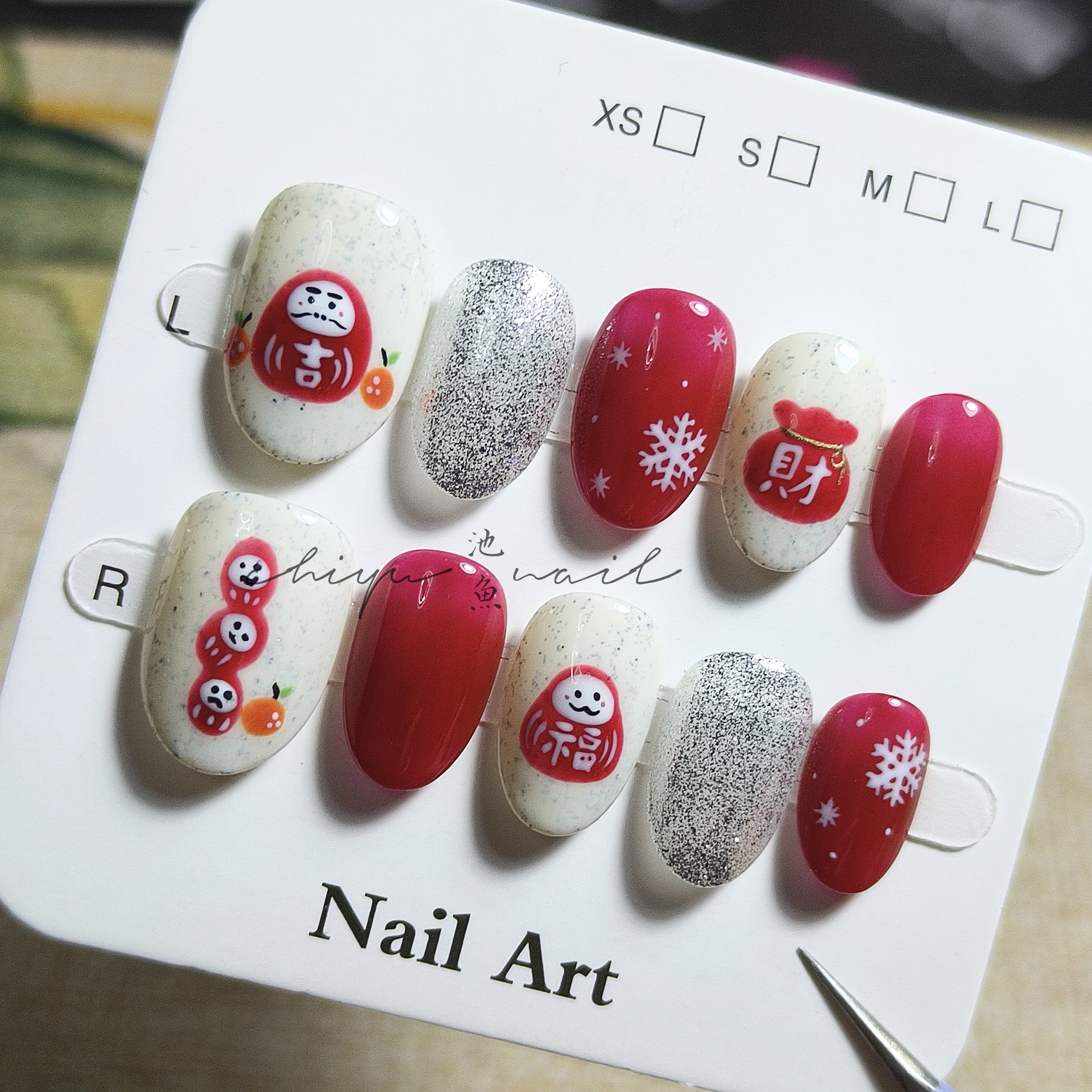 日韩系红色不倒翁新年招财美甲纯手工穿戴甲短款短甲手绘2026马年,彩妆/香水/美妆工具,穿戴甲/甲片,淘宝优惠券,粉丝福利购,淘宝优惠卷