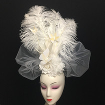 New white beautiful feathers, flowers, models, stage shows, exaggeration, personality, luxury, creativity, makeup, modeling, headdress