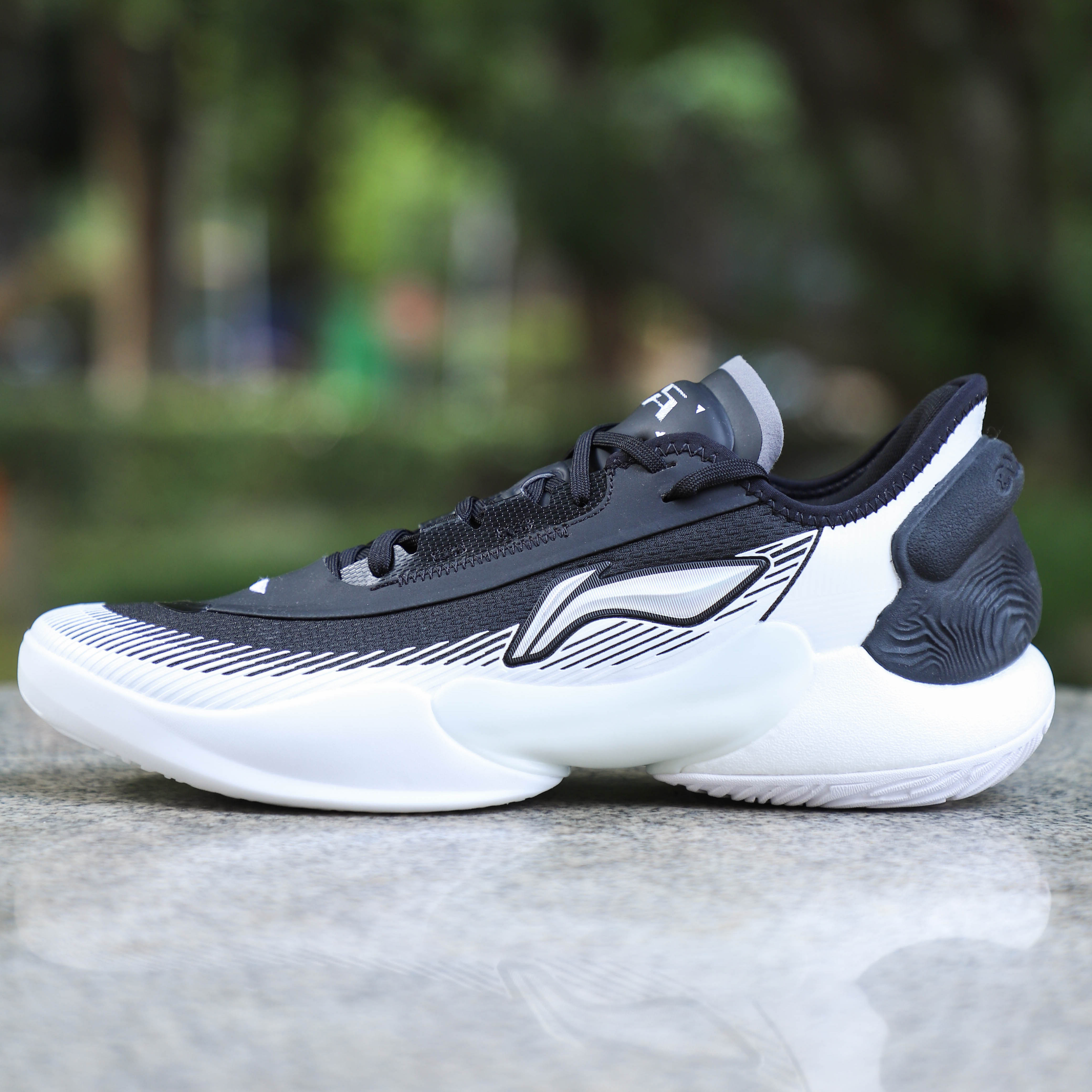 李宁驭帅18V2全掌䨻减震篮球鞋