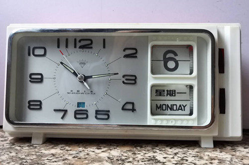 90年生产全铜齿轮白色外壳双日历钻石牌机械闹钟