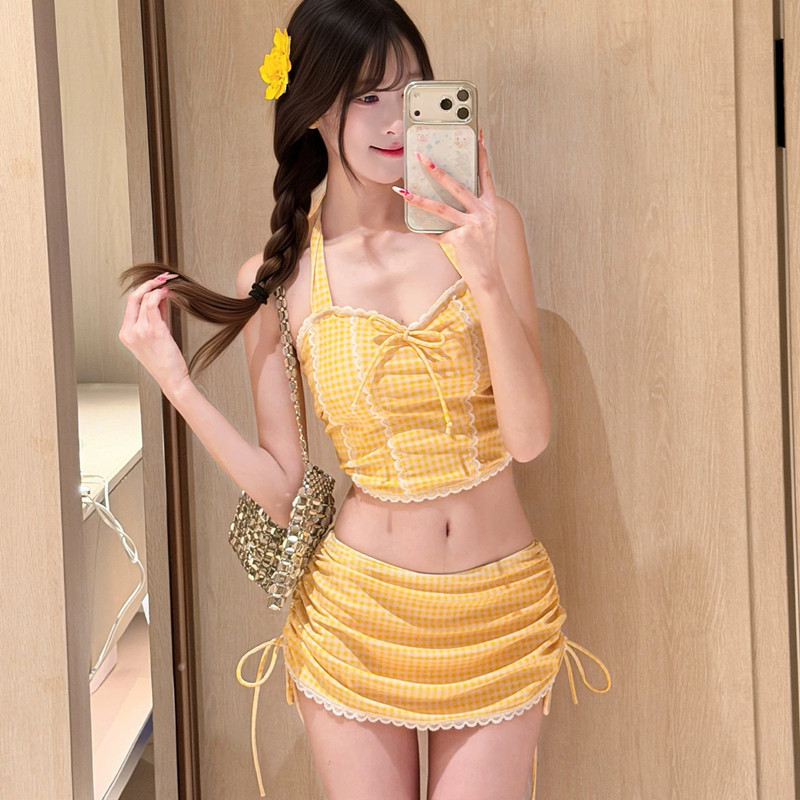 夏季甜美少女海边沙滩出片泳装图片
