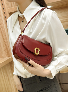香港包包酒红腋下包轻奢高级感小众法式单肩斜挎新娘结婚马鞍包女