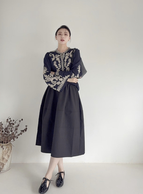 李cc·早秋文艺复古刺绣民族风圆领喇叭袖上衣