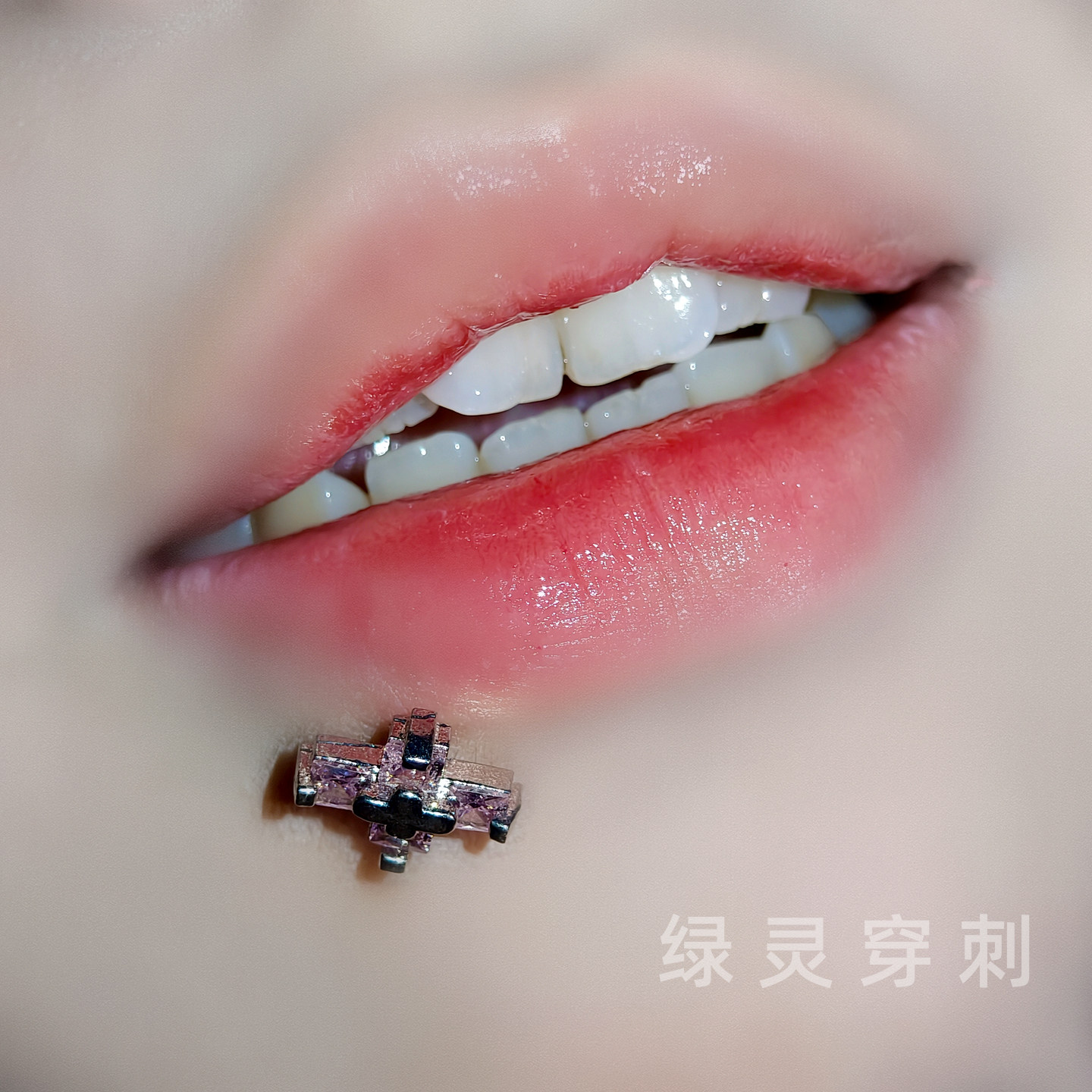 绿灵 十字架 唇钉钢钛锆石设计感耳骨钉超闪平底直钉辣妹穿刺饰品,饰品/流行首饰/时尚饰品新,唇环/唇钉,淘宝优惠券,粉丝福利购,淘宝优惠卷