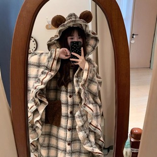 冬季可爱格纹小熊斗篷睡袍女士珊瑚绒保暖连帽家居服大码加绒睡衣