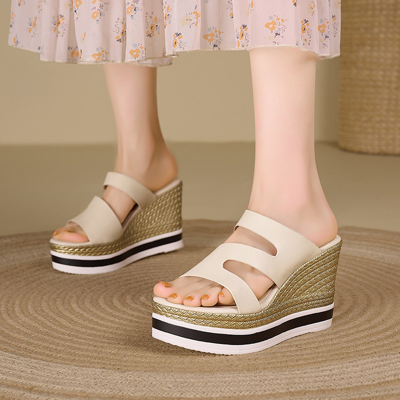 北西迪10CM真皮坡跟凉鞋女2025夏季厚底松糕休闲鱼嘴外穿一字拖鞋