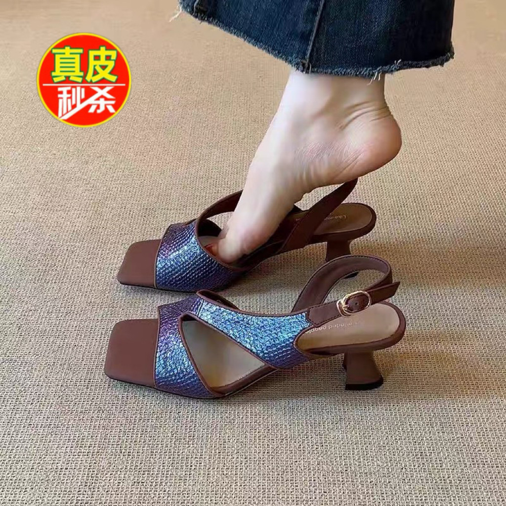 法式复古风一字扣粗跟凉鞋女中跟方头露趾小众气质不累脚高跟凉鞋
