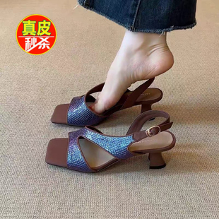 法式复古风一字扣粗跟凉鞋女中跟方头露趾小众气质不累脚高跟凉鞋