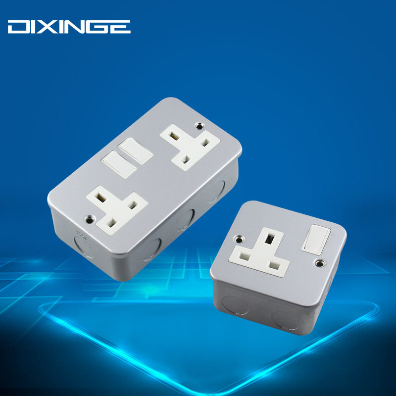 英式明装插座 双联配铁盒英规13A方脚三孔英标墙壁电源插座带开关