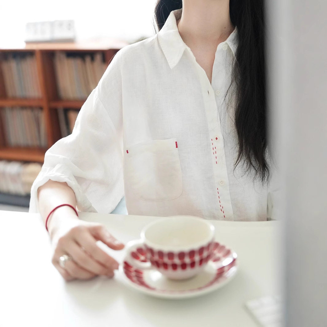 亚麻手缝绣花小红花白衬衫图片