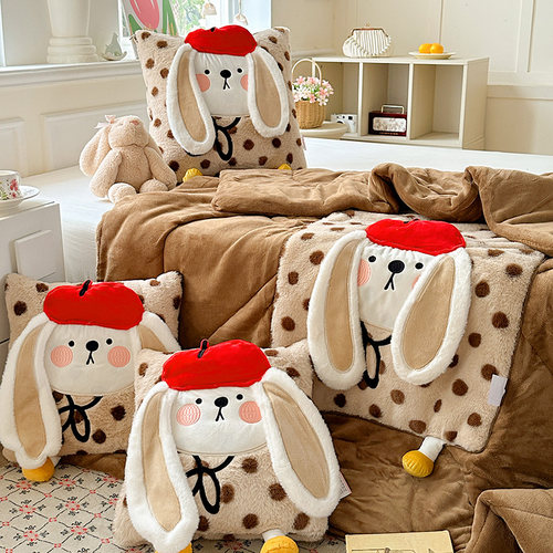 立体贴布刺绣长毛绒抱枕被子两用