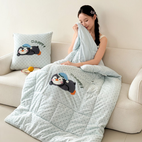 冬季卡通企鹅牛奶绒抱枕被子两用