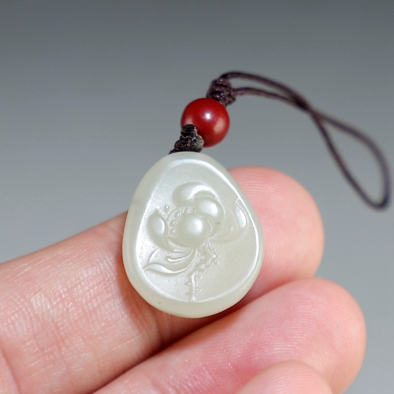 [新品特价]和田玉籽料荷花手机吊坠新疆青白玉莲花小挂件楼叔孤品