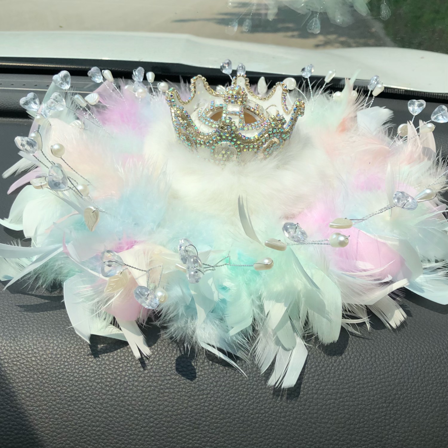 彩羽毛汽车摆件皇冠香水座轻奢风高级感车载毛毛可爱车内香薰摆设