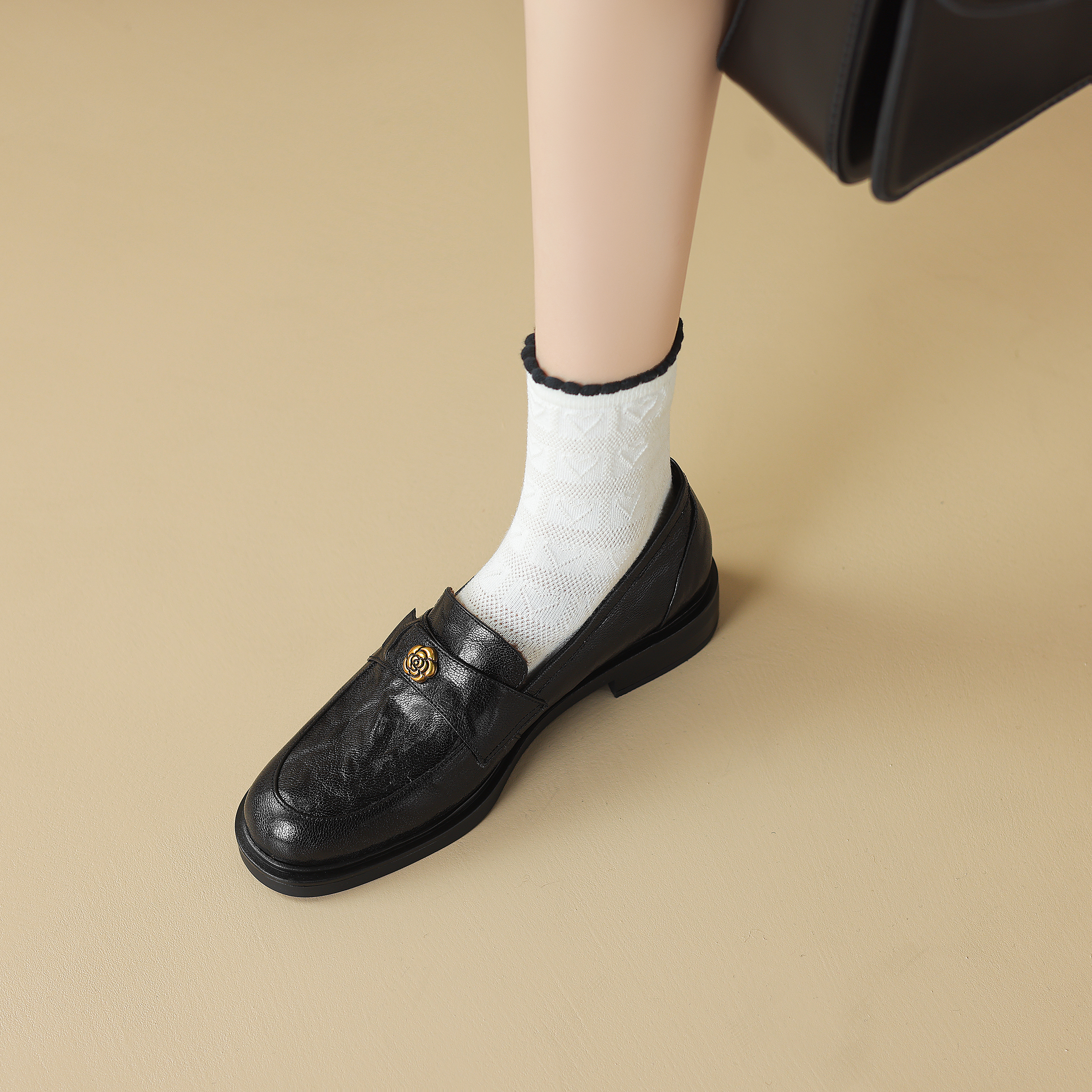 英伦圆头深口皮带扣套脚乐福鞋